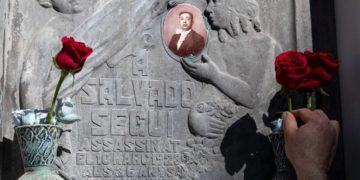 CGT conmemora el centenario del asesinato de Salvador Seguí en el Cementerio de Montjuic