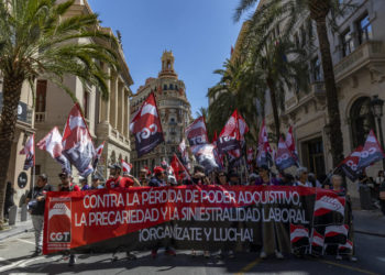 Galería fotográfica: CGT tiñe de rojinegro el 1º de Mayo en Valencia
