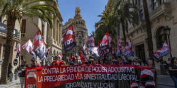 Galería fotográfica: CGT tiñe de rojinegro el 1º de Mayo en Valencia