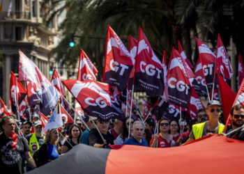 Galería fotográfica: CGT tiñe de rojinegro el 1º de Mayo en Valencia