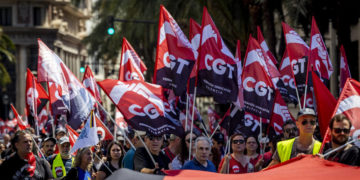 Galería fotográfica: CGT tiñe de rojinegro el 1º de Mayo en Valencia